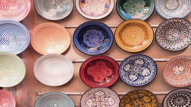 Colorful Plates as Kitchen Wall Decor