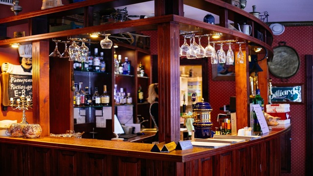 Traditional London-Style Brown Wooden Bar