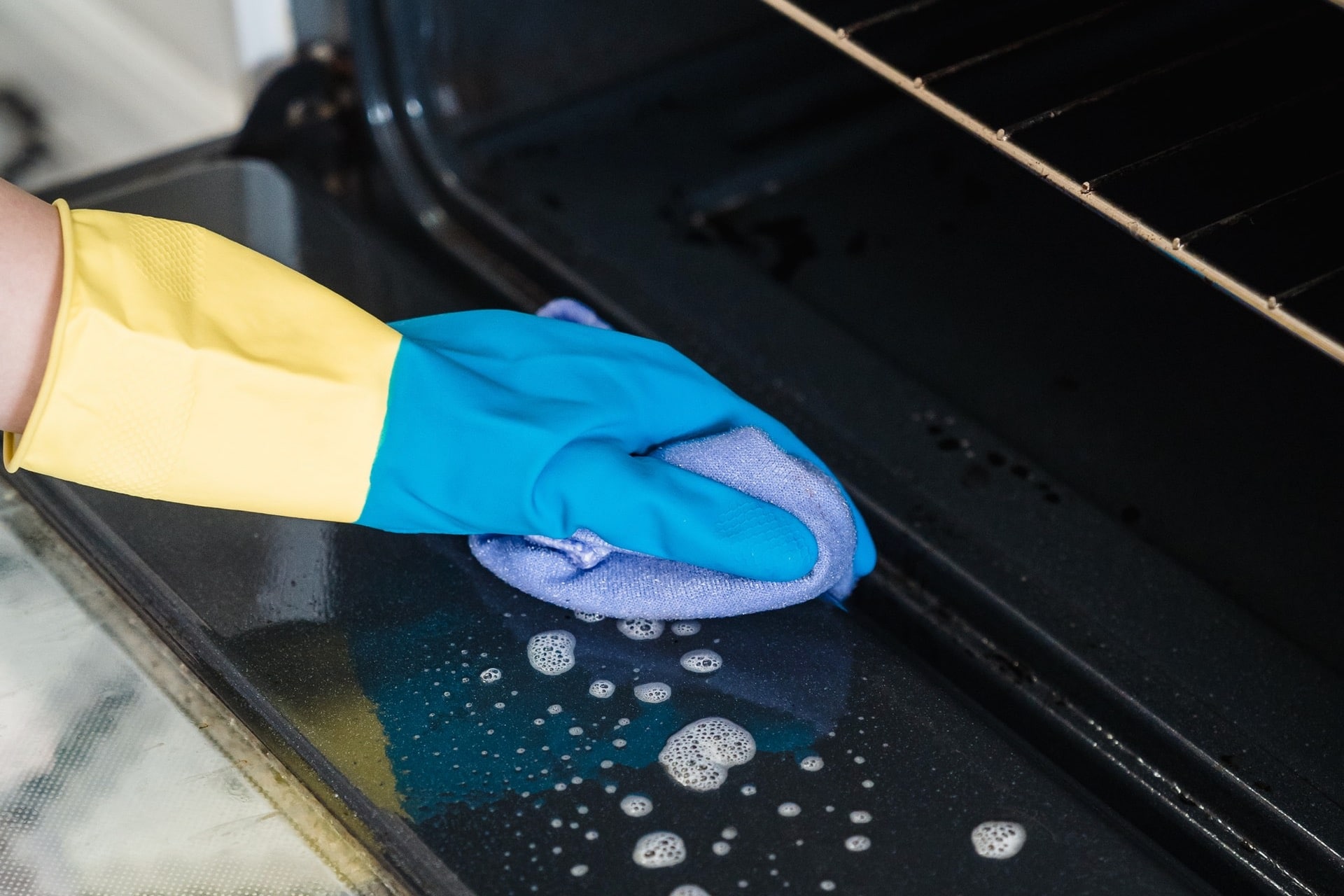 How to Clean an Oven with Baking Soda and Vinegar