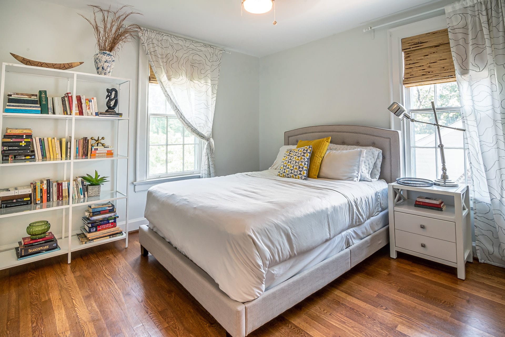 How to Organize a Small Bedroom