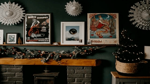 how to decorate a small living room for Christmas - Garlands