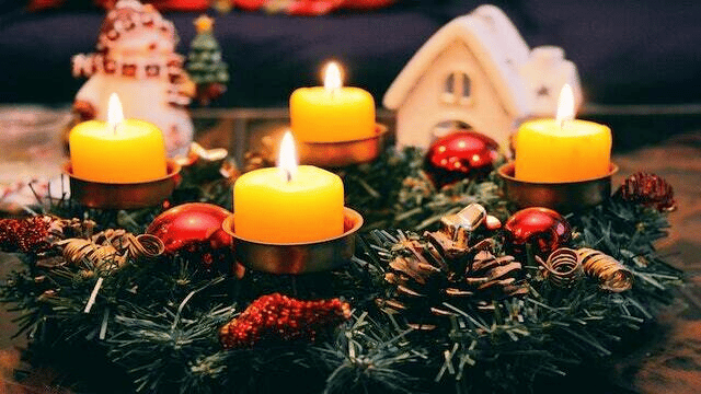 how to decorate a small living room for christmas - centerpiece