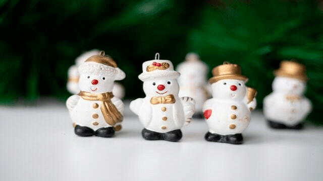 how to decorate a small living room for christmas - figurines